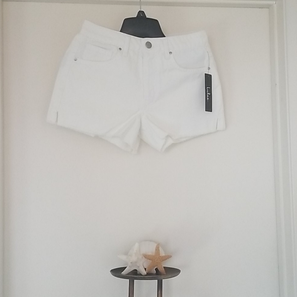 NEW! LULU'S SONYA WHITE DENIM CUTOFFS.